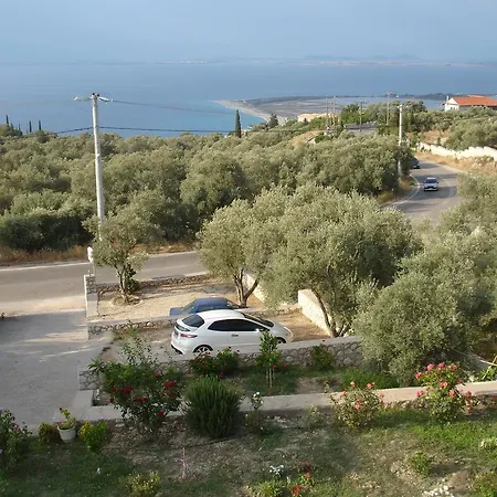 To Ampelaki Tsoukaládhes