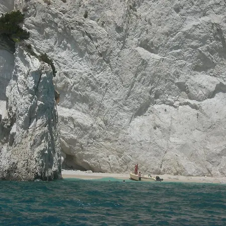 アパート To Ampelaki *